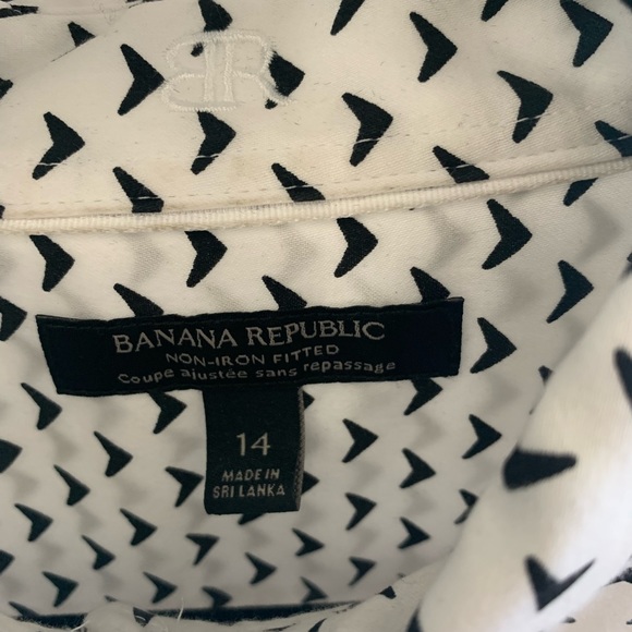 Tailored fit, button down. Nice structured fit. - Picture 3 of 5